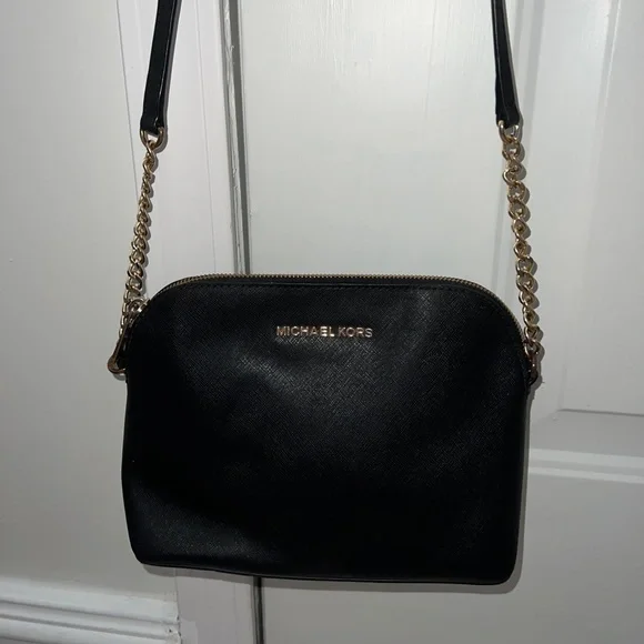 I’m selling this Micheal Khors Small Black cross body purse, - Picture 2 of 5